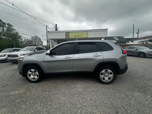 Used 2016 Jeep Cherokee Sport image 2