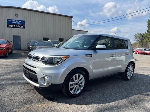 Used 2018 Kia Soul + image 2