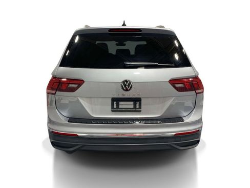 Used 2023 Volkswagen Tiguan SE FWD image 3