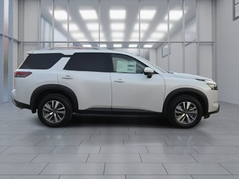 New 2025 Nissan Pathfinder SL image 9