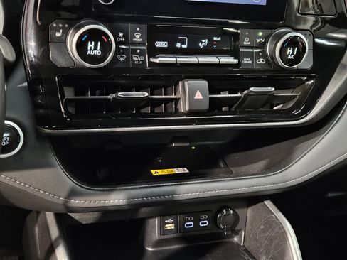 Used 2024 Toyota Highlander XLE image 32