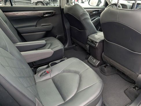 Used 2021 Toyota Highlander Platinum image 26