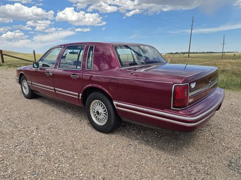 Used 1993 Lincoln Town Car Executive RWD image 3