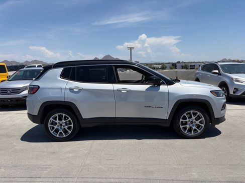 Used 2025 Jeep Compass Limited AWD/4WD image 3