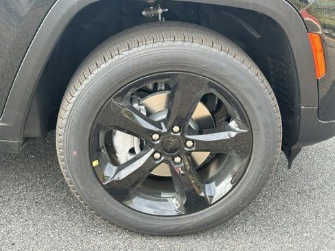 New 2025 Jeep Grand Cherokee Limited w/ Black Appearance Package image 12