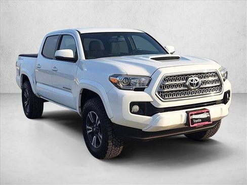 Used 2017 Toyota Tacoma TRD Sport image 3