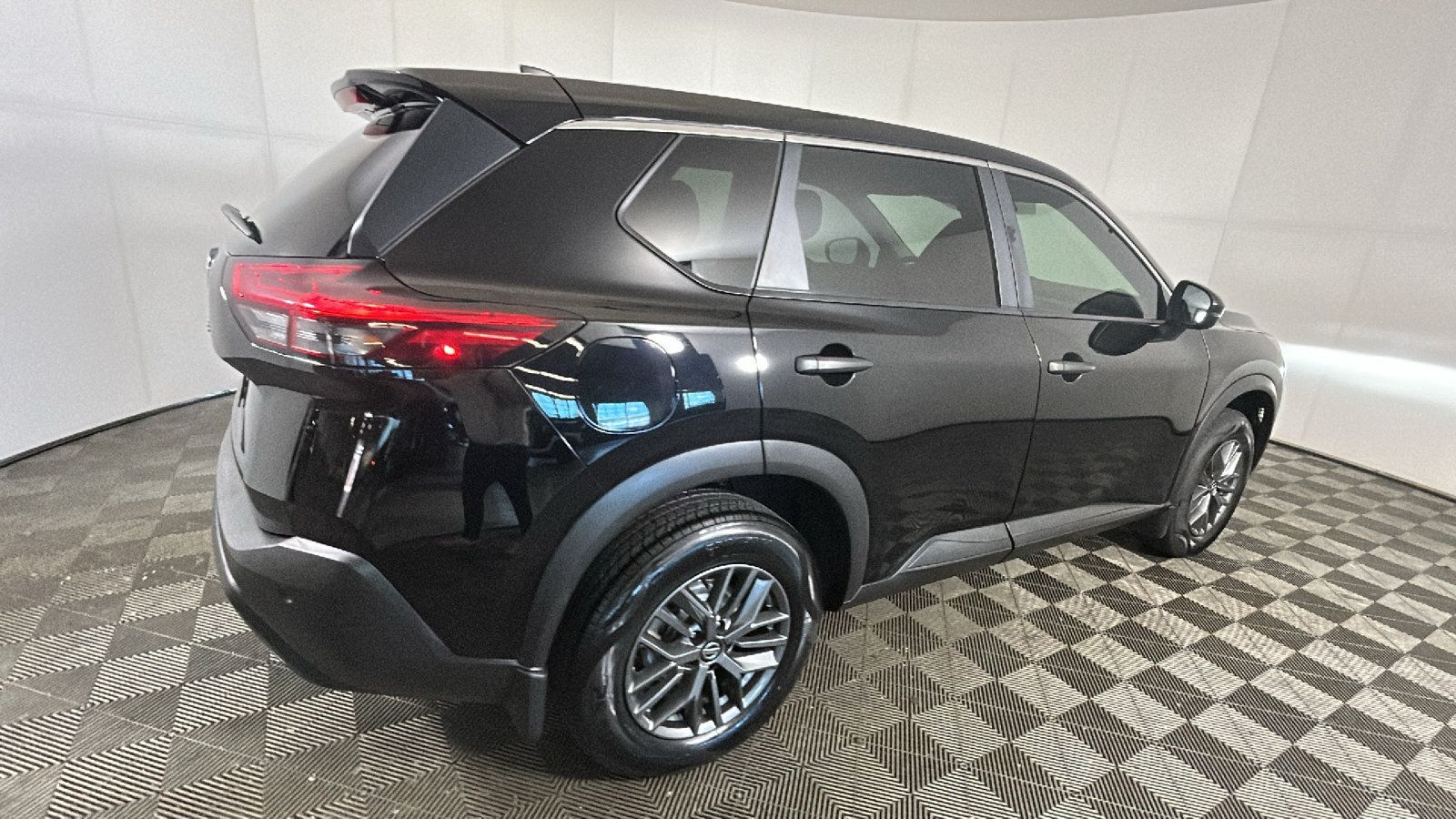 Used 2021 Nissan Rogue S FWD image 2
