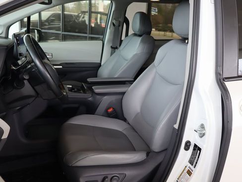 Used 2021 Toyota Sienna XLE image 14