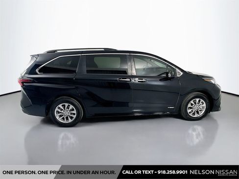 Used 2021 Toyota Sienna XLE image 4