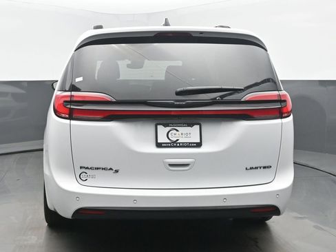 Used 2025 Chrysler Pacifica Limited image 5
