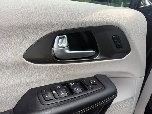 Used 2024 Chrysler Pacifica Touring-L FWD image 18