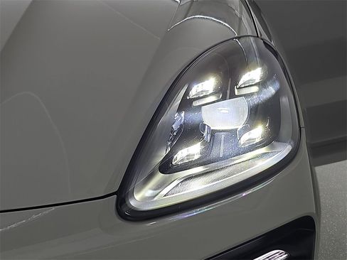 Used 2023 Porsche Cayenne GTS image 33