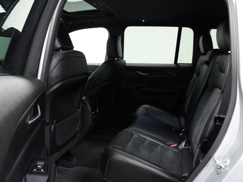 Used 2025 Jeep Grand Cherokee Altitude AWD/4WD image 13