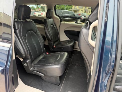 Used 2022 Chrysler Pacifica Touring-L FWD image 22