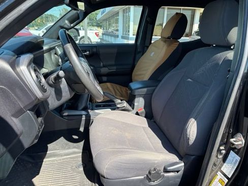 Used 2019 Toyota Tacoma TRD Sport AWD/4WD image 18