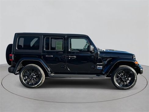 Used 2022 Jeep Wrangler Unlimited Sahara w/ Cold Weather Group image 34