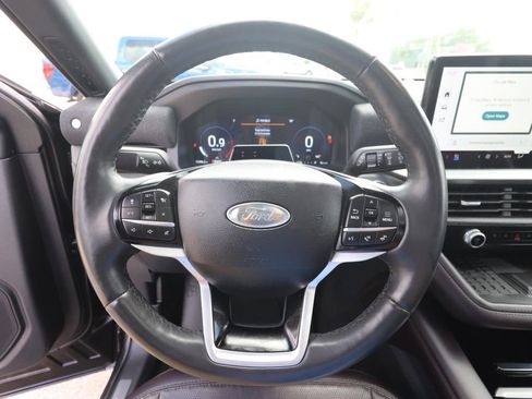 Certified 2025 Ford Explorer Platinum RWD image 18