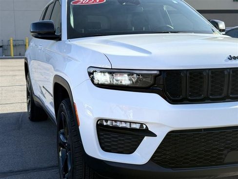Used 2023 Jeep Grand Cherokee Limited w/ Black Appearance Package AWD/4WD image 10
