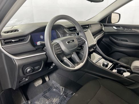 Used 2023 Jeep Grand Cherokee Laredo AWD/4WD image 9