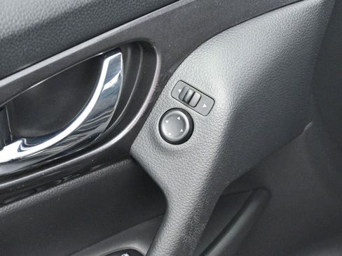 Used 2017 Nissan Rogue SV FWD image 11