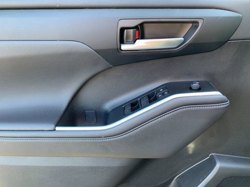 Used 2024 Toyota Highlander XLE image 12