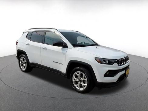 Used 2025 Jeep Compass Latitude AWD/4WD image 2