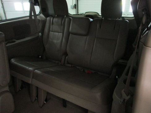 Used 2014 Chrysler Town & Country Touring image 11