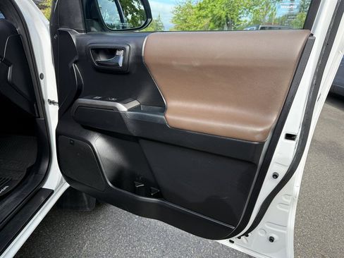 Used 2017 Toyota Tacoma Limited w/ Tow Package AWD/4WD image 8