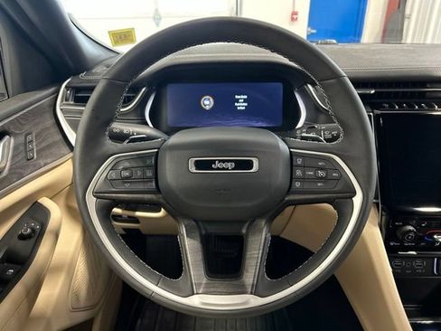 Used 2023 Jeep Grand Cherokee L Limited AWD/4WD image 15