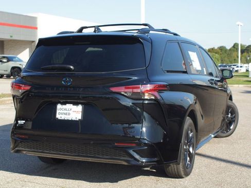 Used 2025 Toyota Sienna XSE image 13