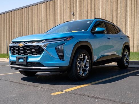 Used 2025 Chevrolet Trax LT w/ Driver Confidence Package image 4