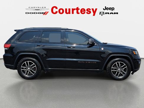 Used 2018 Jeep Grand Cherokee Trailhawk w/ Trailhawk Luxury Group AWD/4WD image 3