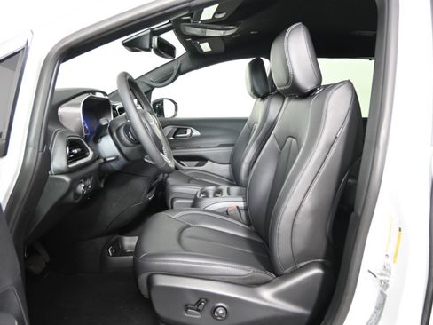Used 2025 Chrysler Pacifica Select image 23