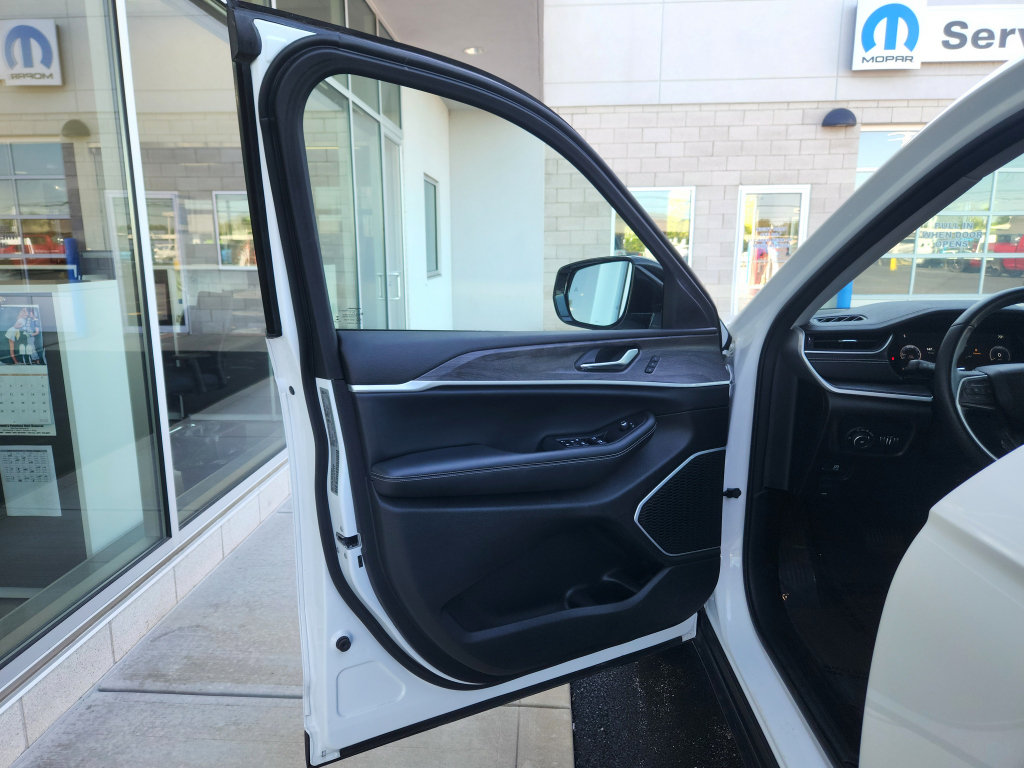 Used 2022 Jeep Grand Cherokee Limited AWD/4WD image 18