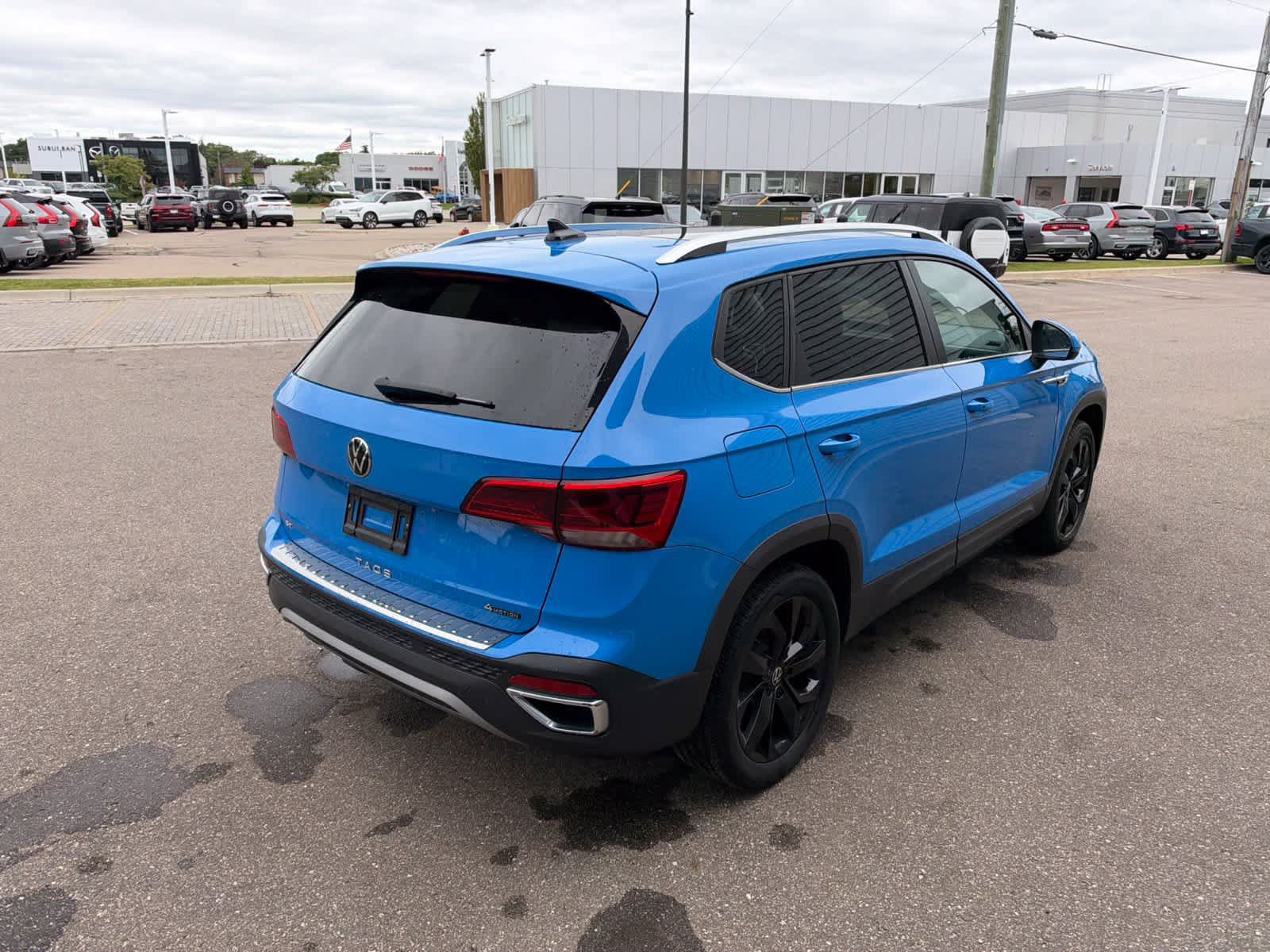 Used 2023 Volkswagen Taos SE w/ Panoramic Sunroof Package AWD/4WD image 5
