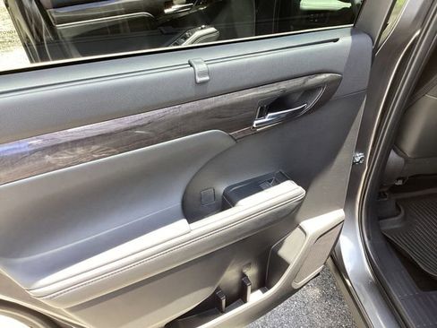 Used 2024 Toyota Highlander Platinum FWD image 17