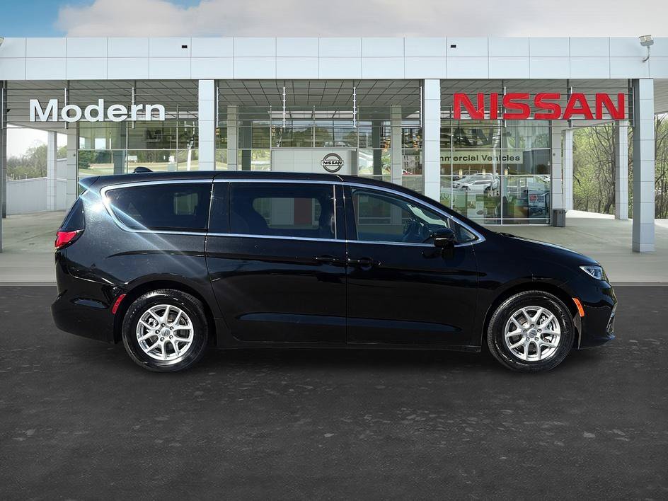 Used 2024 Chrysler Pacifica Touring-L FWD image 6