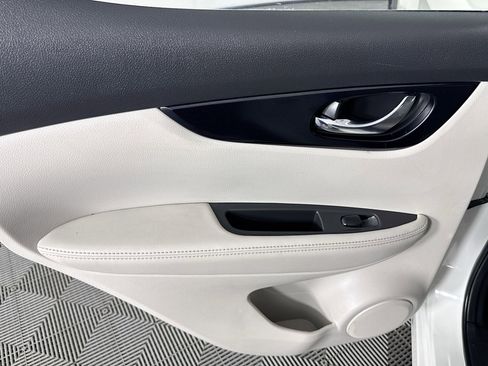 Used 2018 Nissan Rogue Sport SV image 25