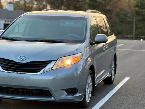 Used 2011 Toyota Sienna LE w/ Towing Pkg AWD/4WD image 8