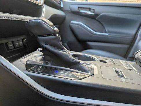Used 2020 Toyota Highlander XLE FWD image 19