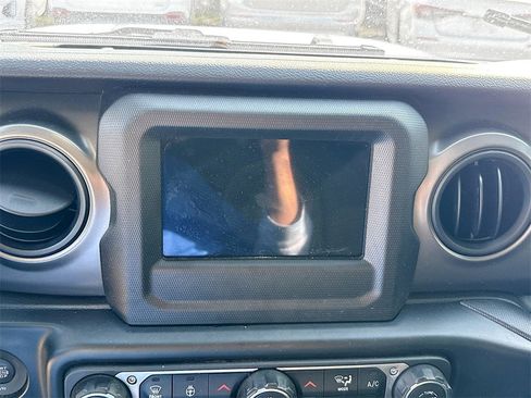 Used 2022 Jeep Gladiator Willys image 16