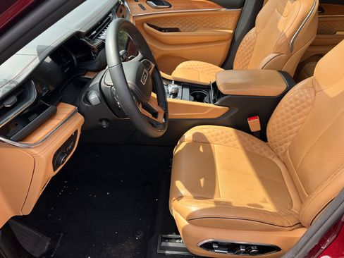 Used 2024 Jeep Grand Cherokee Summit AWD/4WD image 9