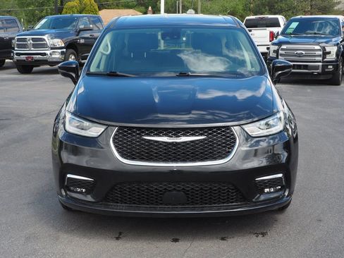 Used 2024 Chrysler Pacifica Touring-L FWD image 2