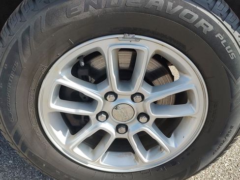 Used 2018 Jeep Grand Cherokee Laredo image 28