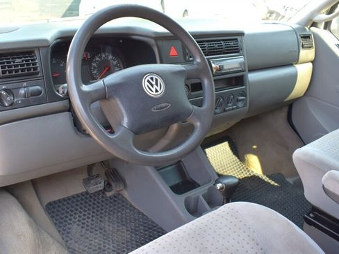 Used 2002 Volkswagen Eurovan MV FWD image 3