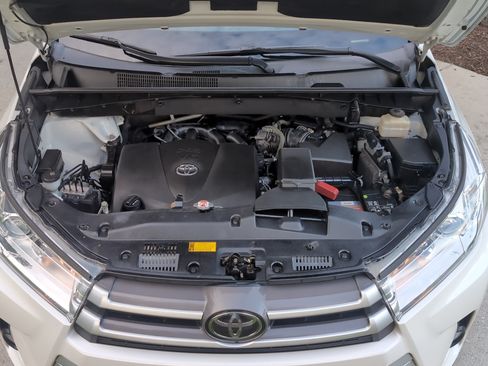 Used 2018 Toyota Highlander XLE AWD/4WD image 35
