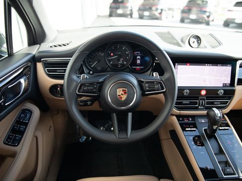 Certified 2025 Porsche Macan image 23
