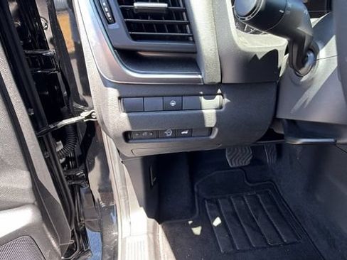 Used 2025 Nissan Rogue SV AWD/4WD image 30