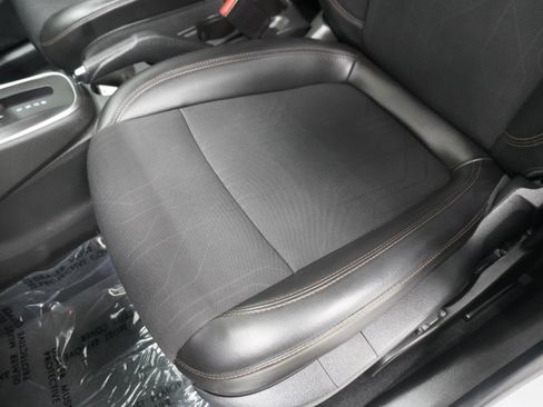 Used 2019 Chevrolet Trax LT w/ LT Convenience Package FWD image 12