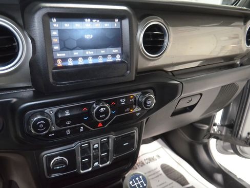 Used 2018 Jeep Wrangler Unlimited Sahara AWD/4WD image 27